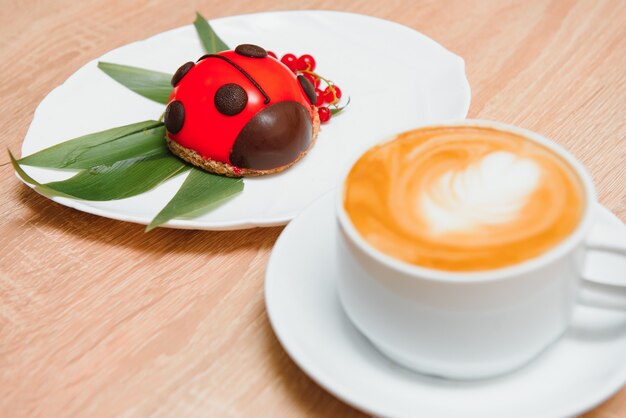 Torta di design a forma di coccinella