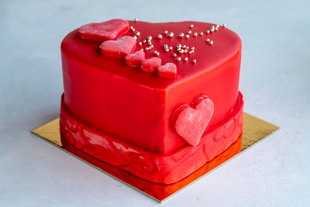 Torta di design a forma di cuore su sfondo bianco Torta speciale di San Valentino da vicino