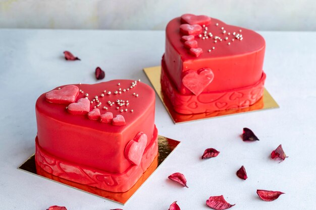 Torta di design a forma di cuore su sfondo bianco Torta speciale di San Valentino da vicino