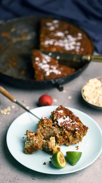 Torta di farina d'avena con semi e frutta