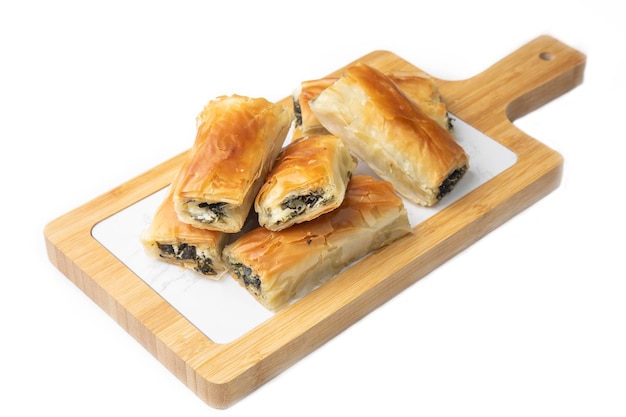 Torta di formaggio agli spinaci fatta a mano - pasticceria, nome turco; el acmasi borek, rulo borek. Involtini di borek turchi con spinaci e formaggio. Una tradizionale pasticceria turca rulo borek