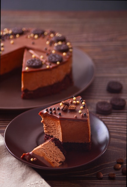 Torta di formaggio al cioccolato sul tavolo di legno.