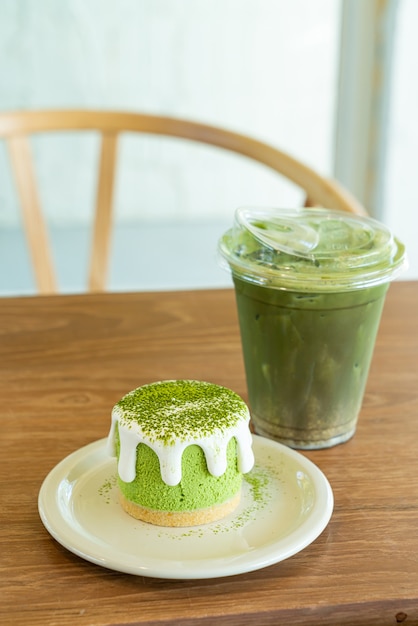 Torta di formaggio al tè verde matcha con tazza di tè verde sul tavolo nel ristorante caffetteria