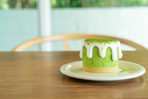 torta di formaggio al tè verde matcha sul tavolo nel ristorante caffetteria