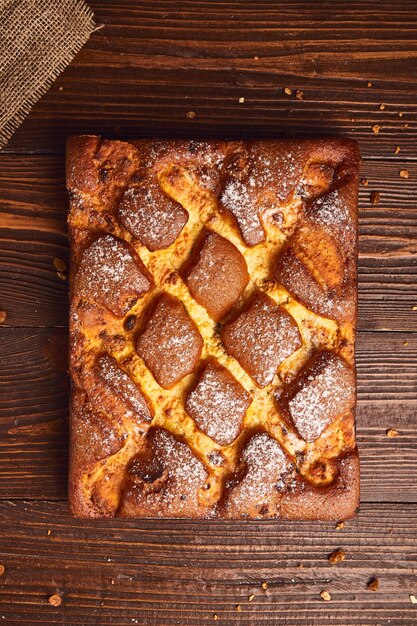 Torta di formaggio alla vaniglia classica fresca su fondo di legno