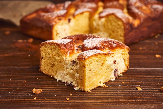 Torta di formaggio alla vaniglia classica fresca su fondo di legno