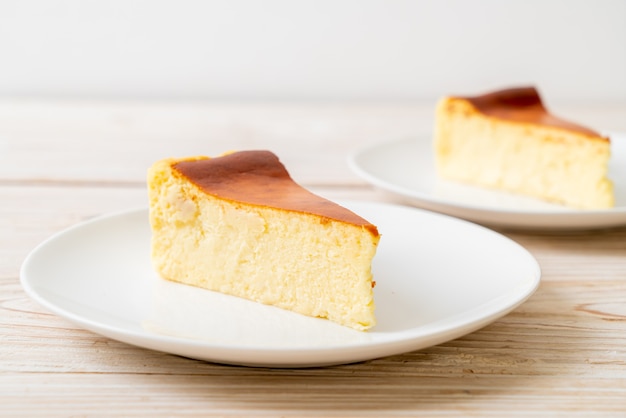 torta di formaggio casalinga dell'ustione sulla zolla bianca