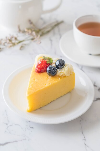 torta di formaggio con fragole e mirtilli