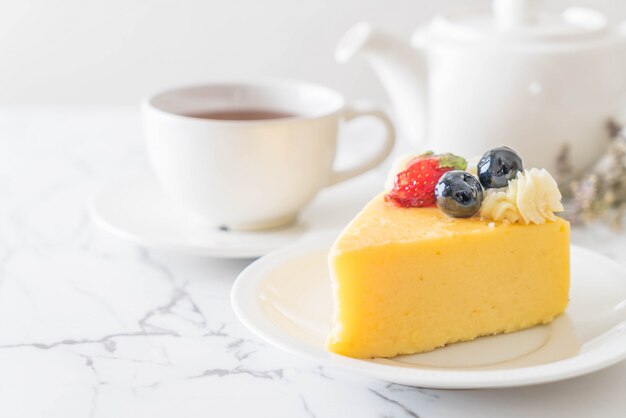 torta di formaggio con fragole e mirtilli