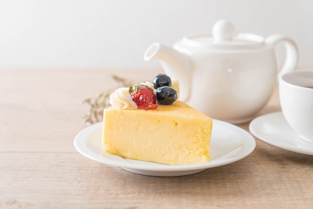 torta di formaggio con fragole e mirtilli