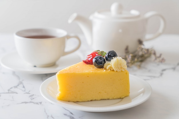 torta di formaggio con fragole e mirtilli