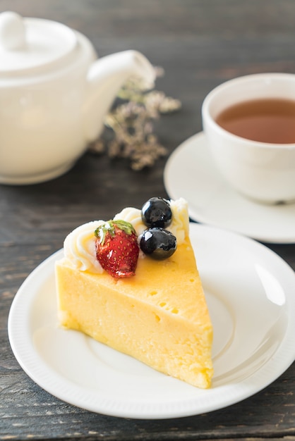 torta di formaggio con fragole e mirtilli