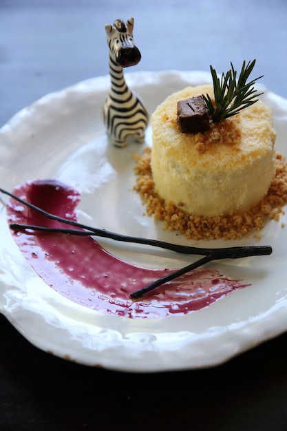 Torta di formaggio con salsa di marmellata di mirtilli dolce su fondo di legno