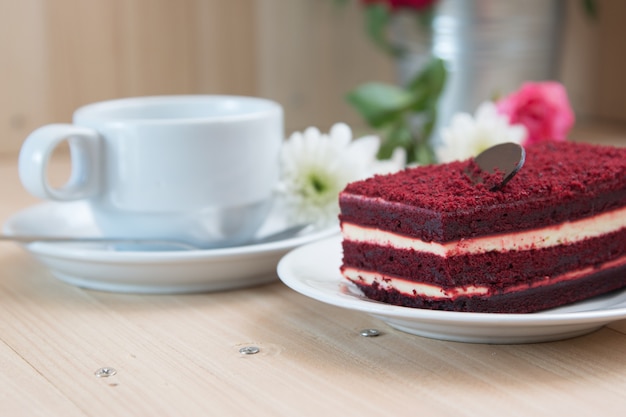 Torta di formaggio di velluto rosso e cioccolato fondente in cima