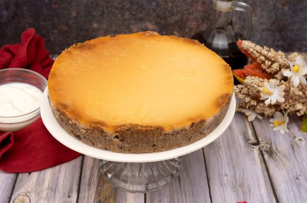 Torta di formaggio fatta in casa sul tavolo di legno