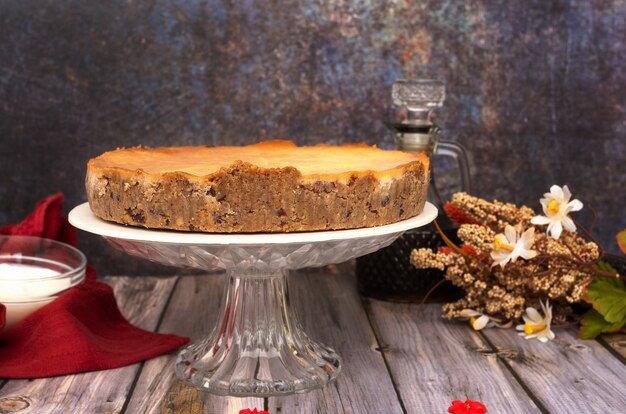 Torta di formaggio fatta in casa sul tavolo di legno