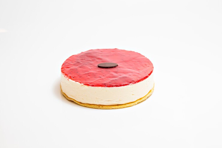 Torta di formaggio isolata su sfondo bianco