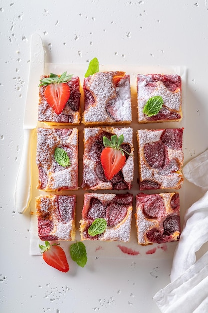 Torta di fragole calda e deliziosa a base di frutta e menta