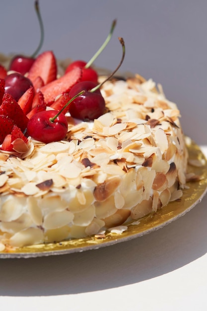 Torta di fragole con ciliegie e mandorle