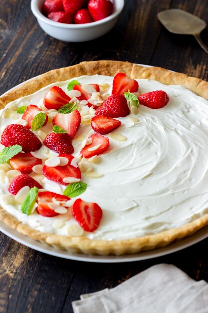 Torta di fragole con mascarpone, mandorle e menta. Crostata. Cheesecake. Torta. Cibo vegetariano. Ricetta.