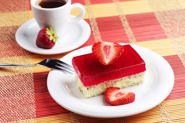 Torta di fragole con papavero e tazza di caffè