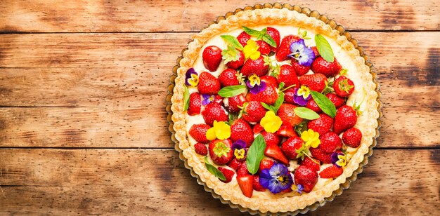 Torta di fragole decorata con foglie di menta e fiori.spazio copia,