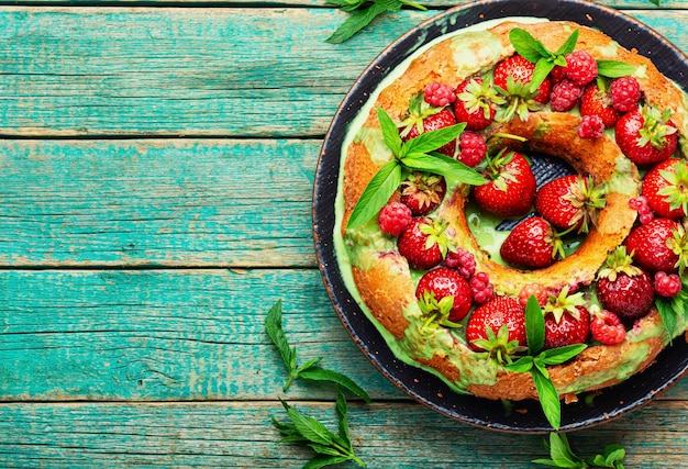 Torta di fragole e lamponi, guarnita con menta. Dolce dolce estivo. Copia spazio