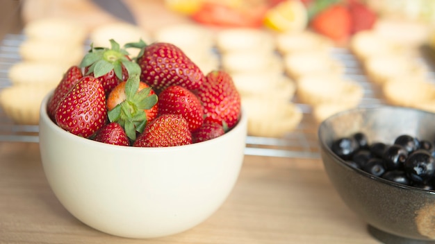 Torta di fragole e mirtilli fatta in casa