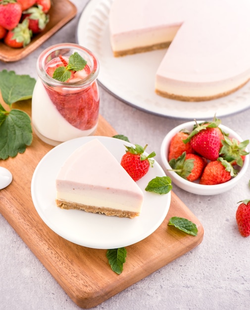 Torta di fragole fatta a mano deliziosa e nutriente