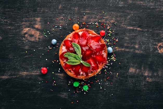 Torta di fragole fatta in casa su uno sfondo di legno Vista dall'alto Spazio di copia