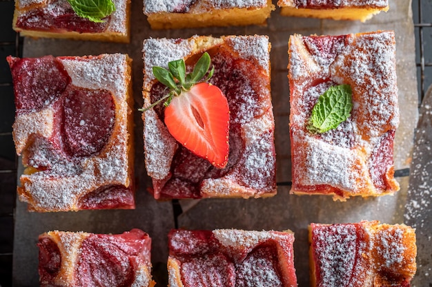 Torta di fragole fresca e calda con frutta fresca e zucchero