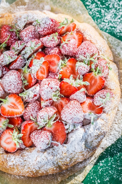 Torta di fragole fresche in una giornata di sole