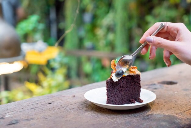 torta di frutta al cioccolato con caramello