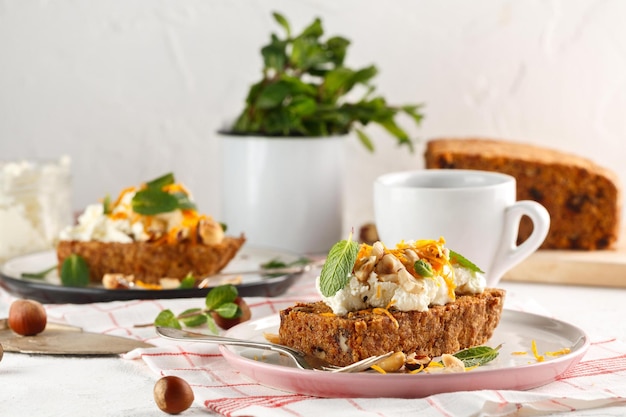 torta di frutta alla carota con noci e panna