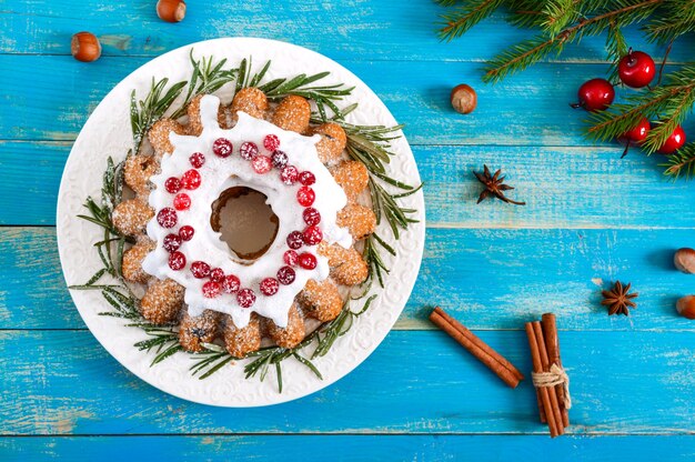 Torta di frutta casalinga di Natale decorata con rosmarino