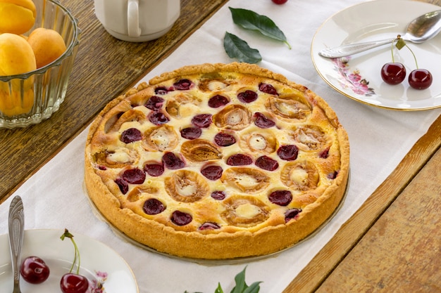 Torta di frutta con albicocche e ciliegie