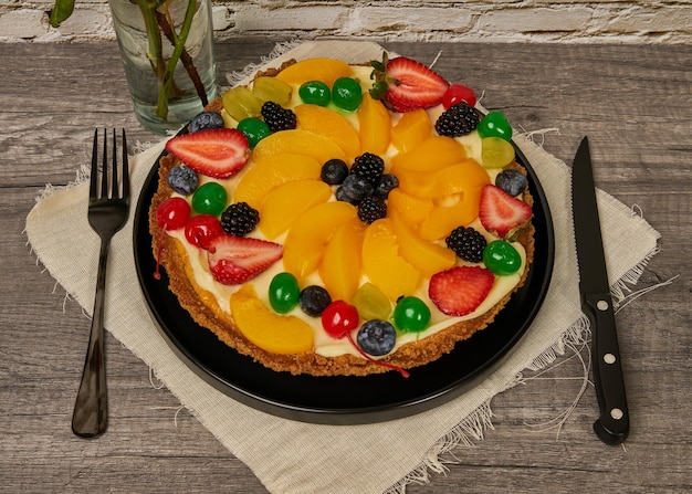 Torta di frutta con fragole, mirtilli, ciliegie e pesche, vista dall'occhio del cliente