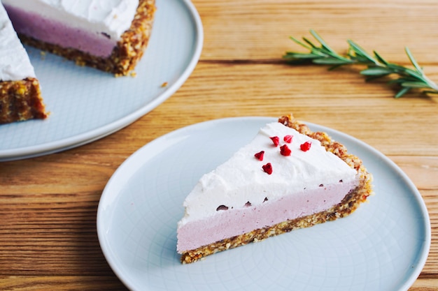 Torta di frutta con noci e panna, su un legno. Dessert crudo