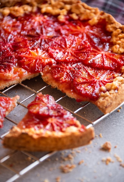 Torta di frutta dolce delizioso dessert al forno con arance