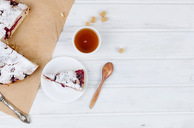 Torta di frutta e tè su un tavolo di legno