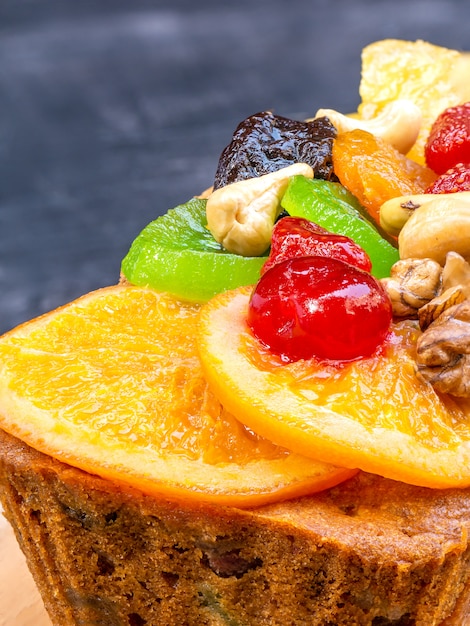 Torta di frutta impreziosita con frutti dolciastri in scatola di alluminio