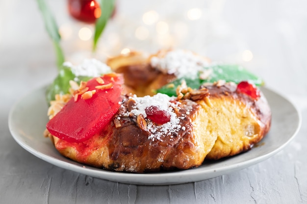 Torta di frutta portoghese Bolo rei sul piatto