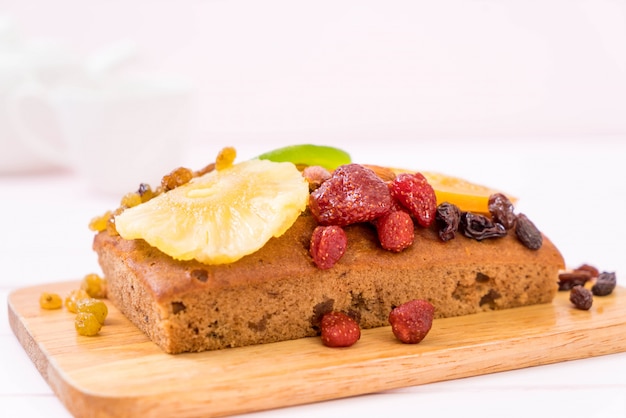 torta di frutta su legno