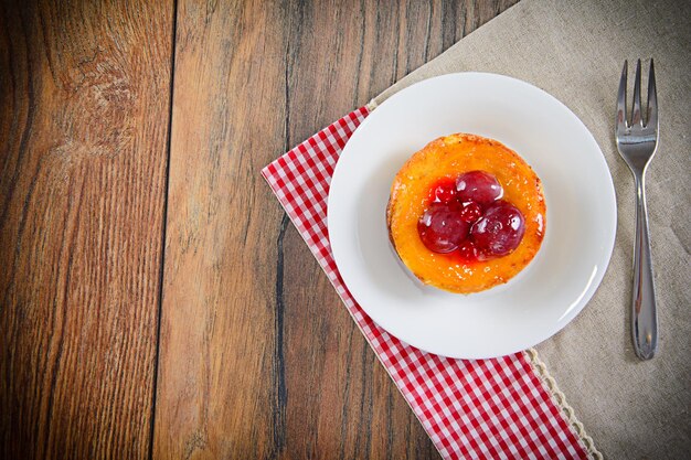 Torta di frutta su sfondo legnoso retrò vintage