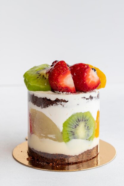 Torta di frutta su uno sfondo bianco