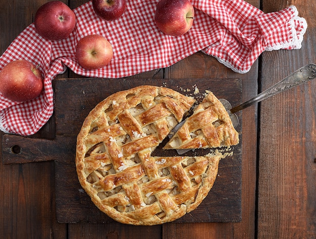 Torta di frutta tradizionale al forno su una tavola di legno marrone