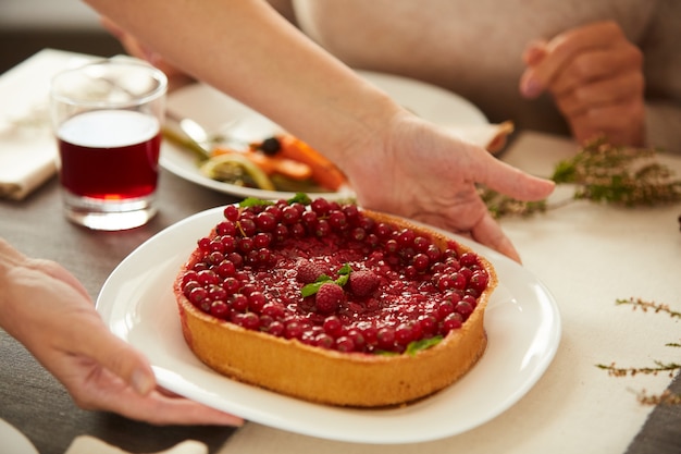 Torta di frutti di bosco sul tavolo