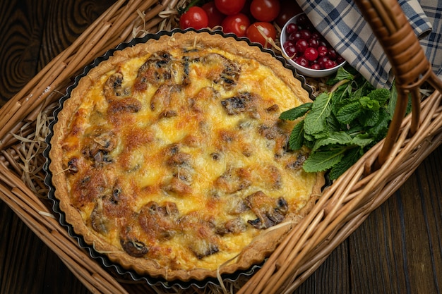 Torta di funghi su un tavolo di legno marrone