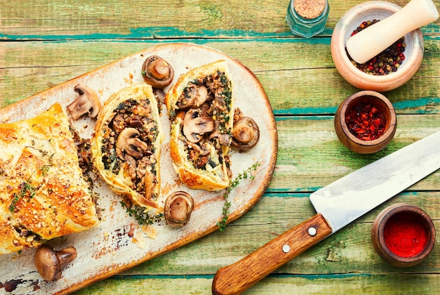 Torta di funghi tradizionale di stagione