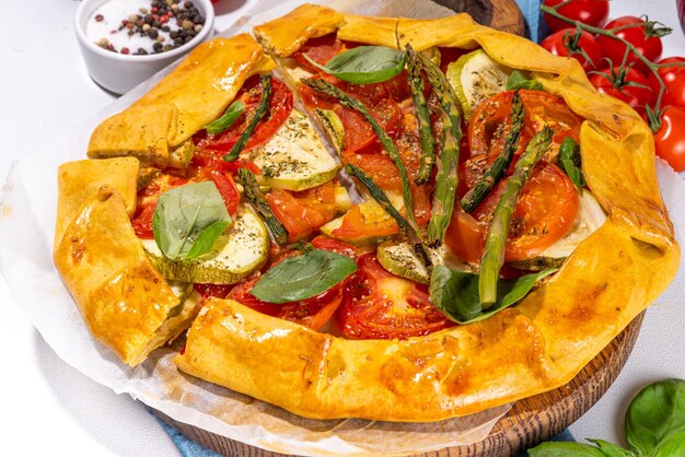 Torta di galette croccante con verdure